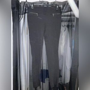 Women’s dress pants, size small. Great condition